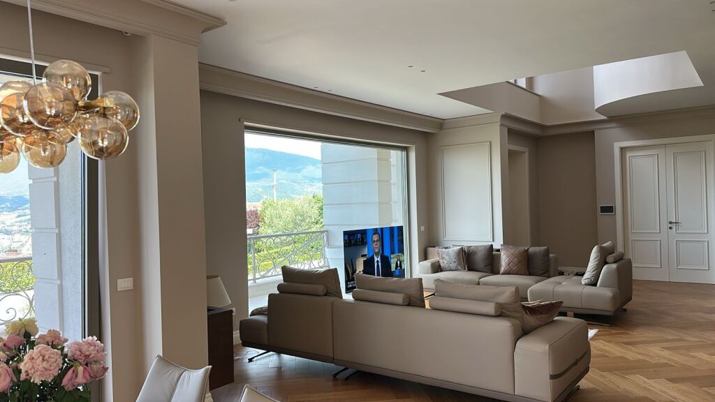 🏡 JEPET ME QIRA VILË LUKSOZE ME PISHINË – PRANË TEG