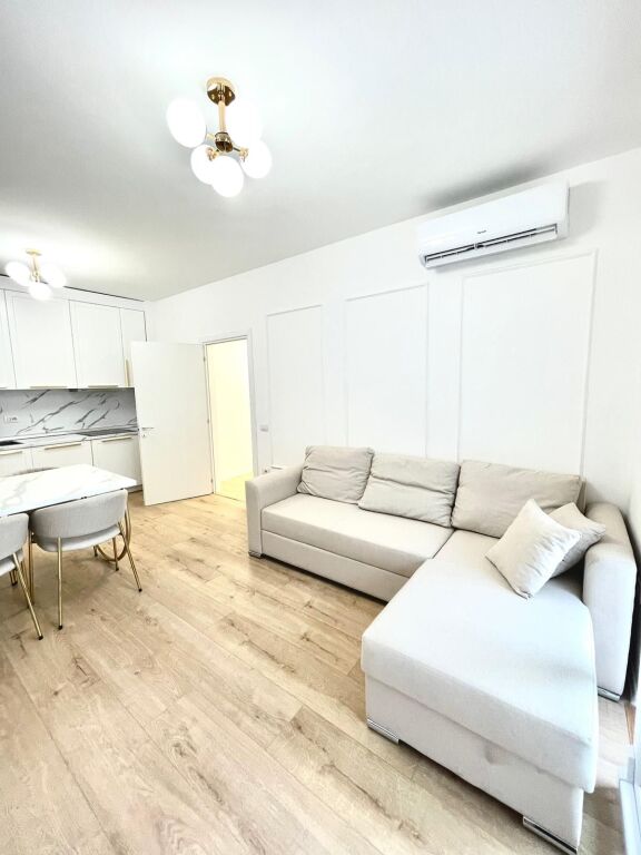 🏡 Apartament 1+1+Verandë me qera  📍Astir, Vila L   🏢 Kati 1  🛗 Me ashensor  📐 Sipërfaqja e apartamentit: 60m² Sipërfaqja e verandës: 40m² ➡️ Ndërtim i vitit 2023  🛋 Mobilim bashkëkohor   💰 Çmimi: 500€ / Muaj  📩