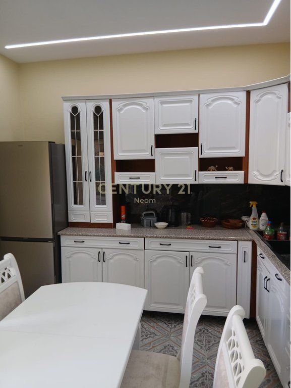Jepet me Qira Apartament 3+1+Parkim i nje vile 2-katëshe, te Sheshi Shqiponja - 70000 ALL 700 € /Muaj