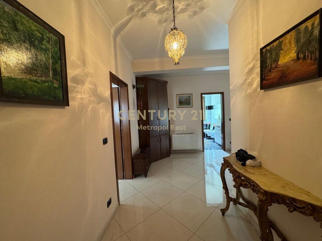 Jepet me Qira Apartament 3+1+2 + parkim pranë Kopshtit Zoologjik