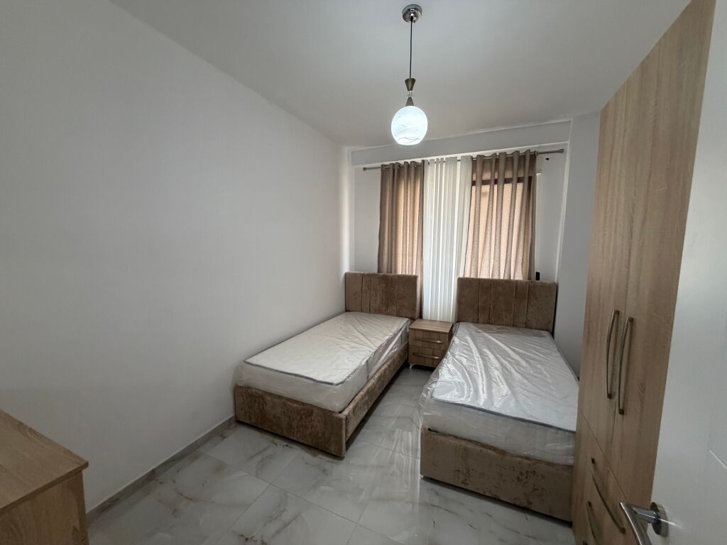 🏡 JEPET ME QIRA 📍Rruga Dritan hoxha kompleksi E88– APARTAMENT 2+1  ✨ I mobiluar 🏢 Kati 3 💰 Çmimi: 70,000 Lekë/muaj 🚗 Post parkimi i përfshirë në çmim  