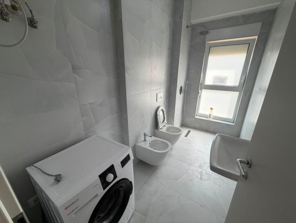 🏡 Jepet me qira apartament 1+1  📍 Rezidenca Kaimi, Ali Demi 💰 Çmimi: 40.000 Lekë/muaj