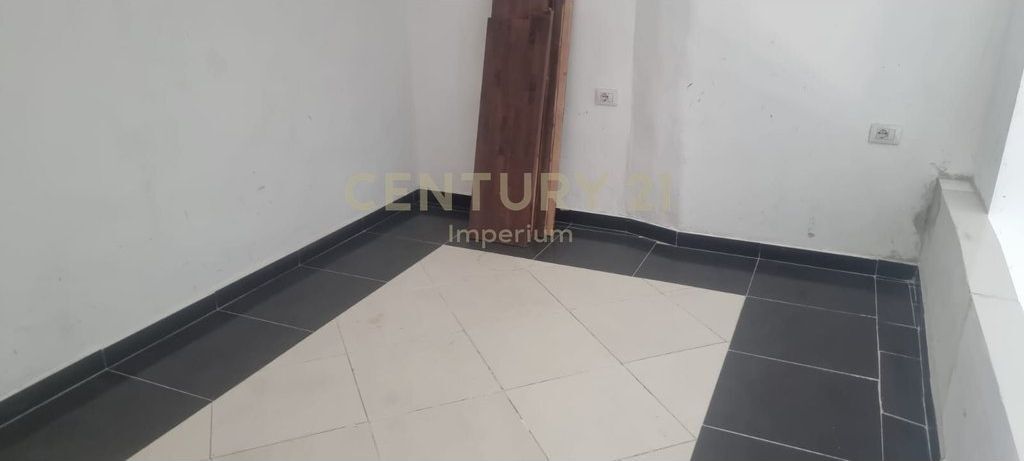 Business premises for rent 74 m² in Çabej Buildings!