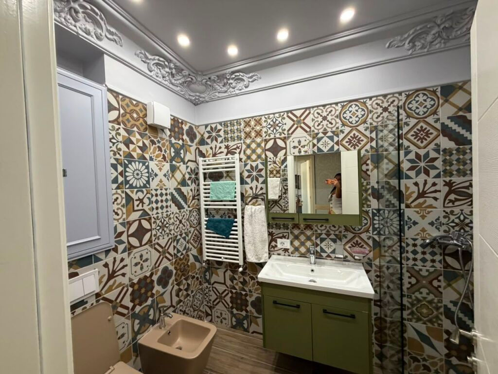 🏠 Jepet Apartament me Qira – Asl 2  📍 Pranë ish Venue club  🏢 Kati 9 🛋️ I mobiluar 🚗 Post parkimi 💰 Çmimi: 65,000 Lekë/muaj  📞 Për më shumë informacion, na kontaktoni!