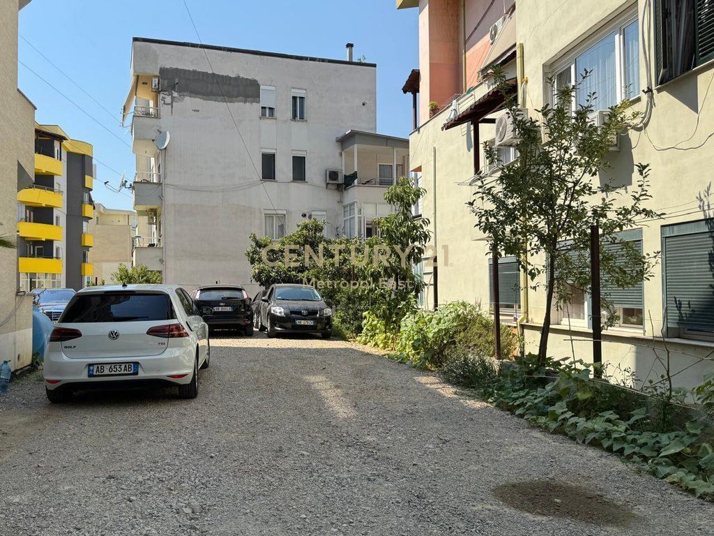 Jepet me Qira Apartament 3+1+2 + parkim pranë Kopshtit Zoologjik