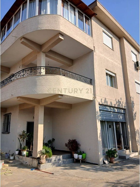 Jepet me Qira Apartament 3+1+Parkim i nje vile 2-katëshe, te Sheshi Shqiponja - 70000 ALL 700 € /Muaj