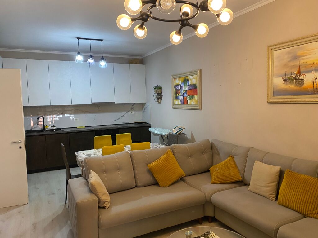 Jepet me qira apartament 1+1 + post parkimi në Green City, Unaza e Re !!