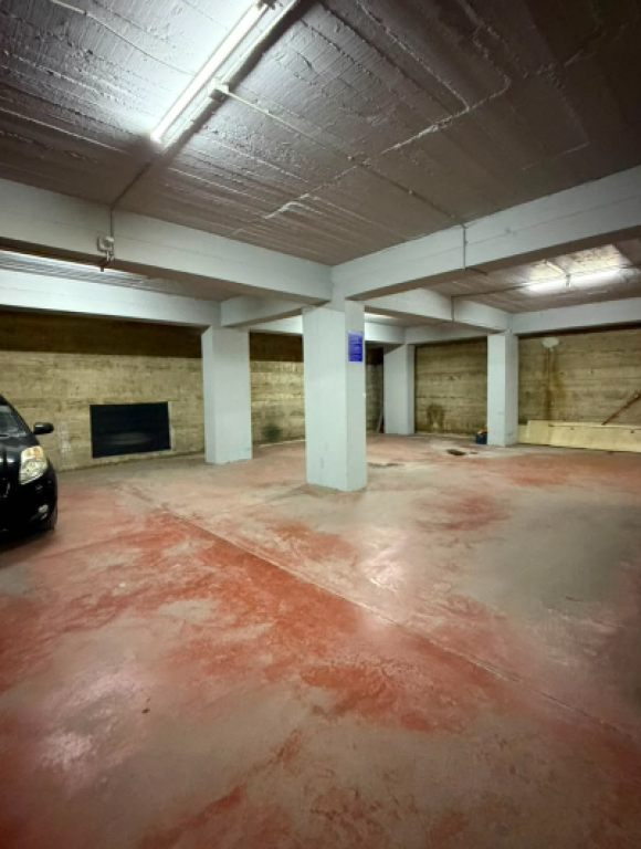 VENDESI 10 GARAGE A ASTIR