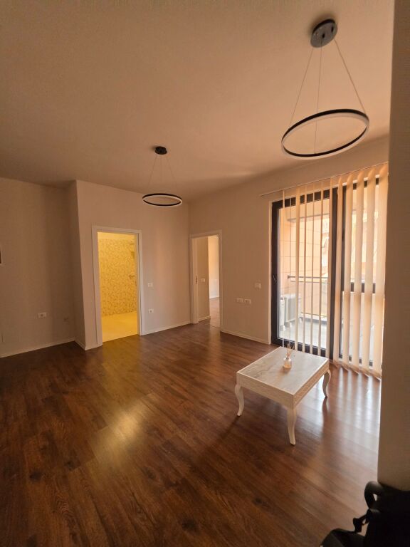 🏡 Ambient biznesi me qera  📍Komuna e Parisit, Rruga e Kosovarëve 💰Çmimi: 70.000 Lekë/Muaj