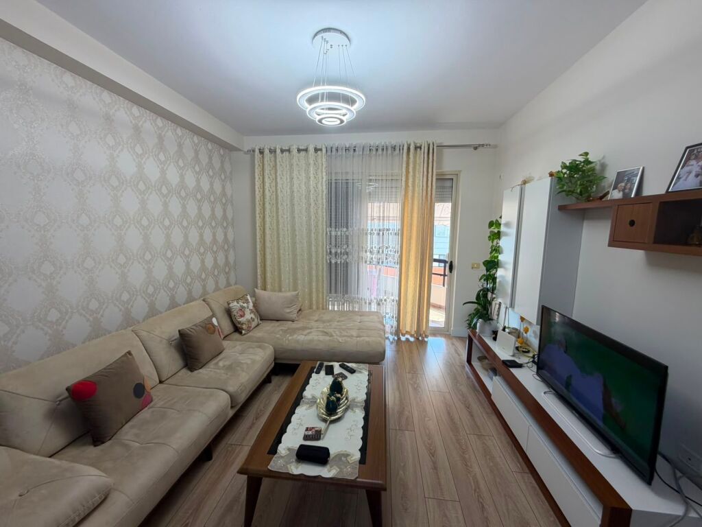 Jepet me qira 2+1 Astir 550 mije leke i diskutushem