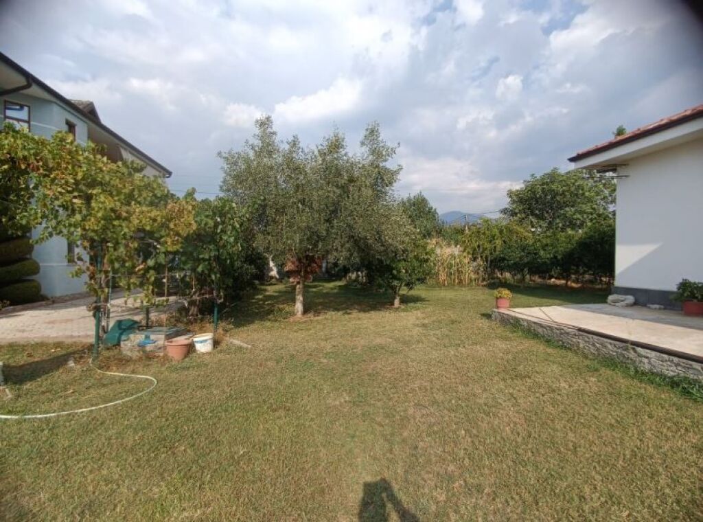 Ne zonen e Bathores prane Liqenit te Paskuqanit, shitet vile private 3 kateshe.   ID 5346