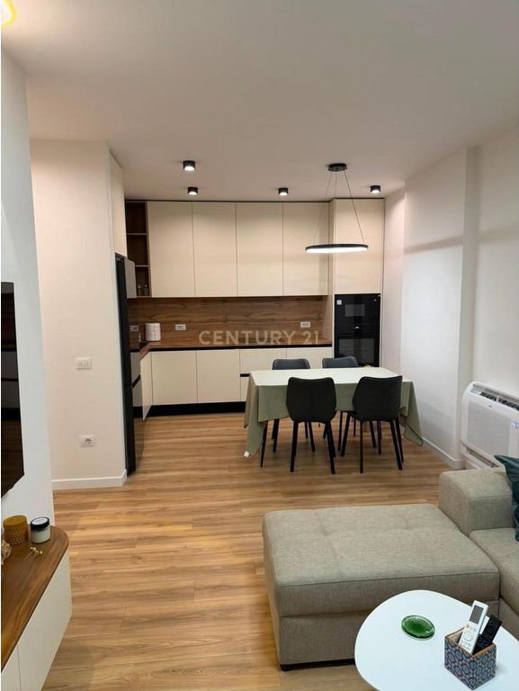 APARTAMENT 1+1 ME QIRA – PAZARI I RI 780 € /Muaj 78,000 Lekë /Muaj
