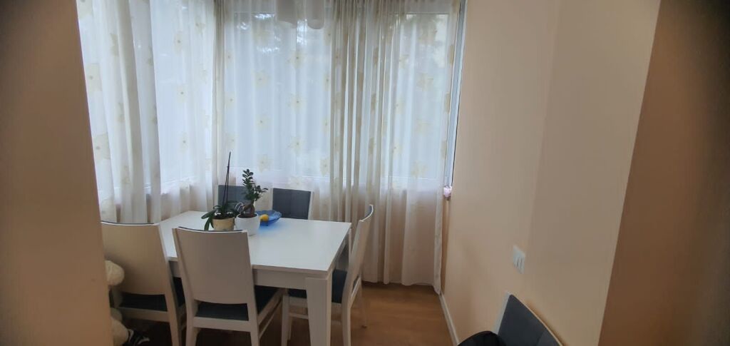 Apartament 1+1 me qira "Komuna e Parisit"