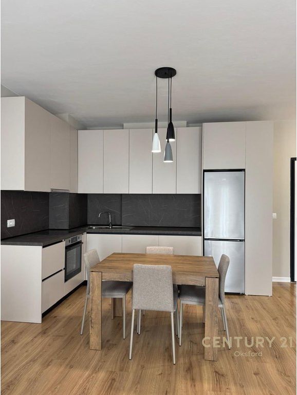 Apartament per qira 1+1 i mobiluar përball Ring Center, tek Zogu I Zi! 700 € /Muaj 65,000 Lekë /Muaj