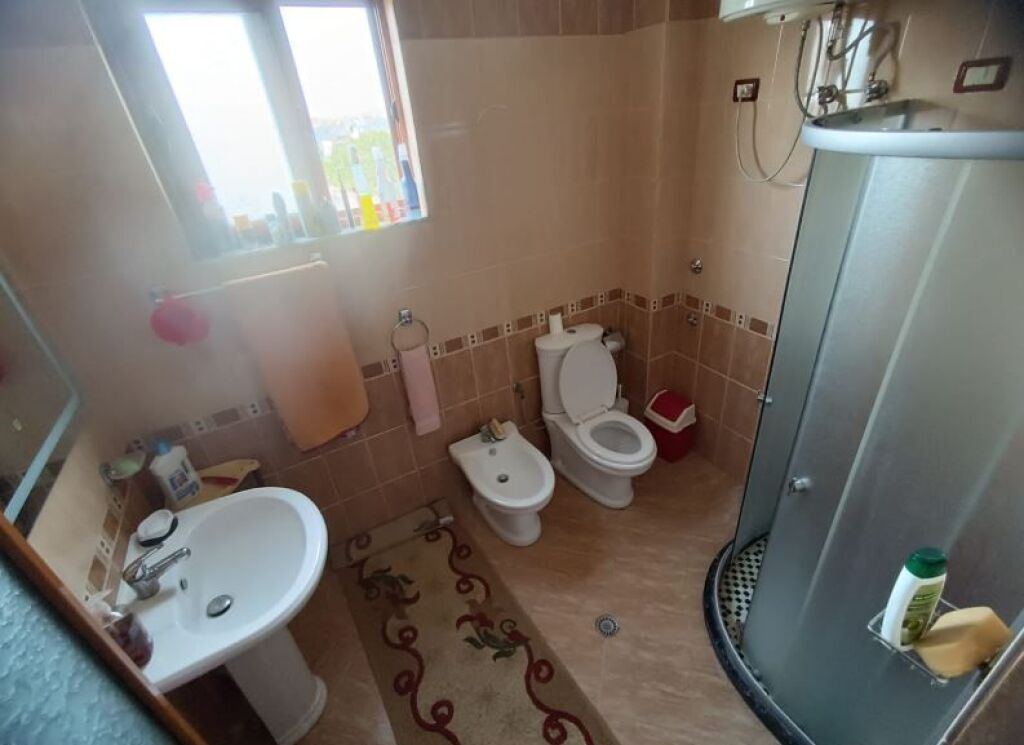 Ne zonen e Bathores prane Liqenit te Paskuqanit, shitet vile private 3 kateshe.   ID 5346