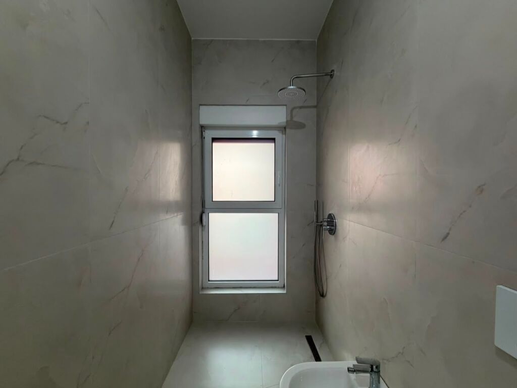IN AFFITTO – Super Prezzo: 2+1 + 1 Posto Auto 📍Ali Demi - Residenza Kadiu || 50.000 Lek/Mese - Edificio A.2026 ✨️ - 9° Piano - 80m² - (100% Mai Abitato, Nuovissimo) 🔥☄