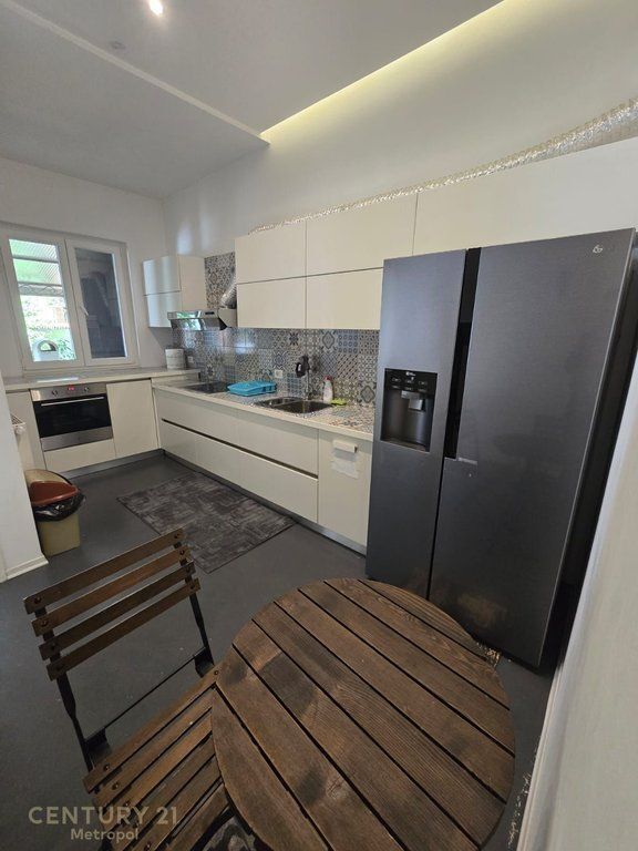 Vilete 2+1 me oborr dhe vend parkimi pranë rrugës së Kosovarëve 1,300 € 120,000 Lekë