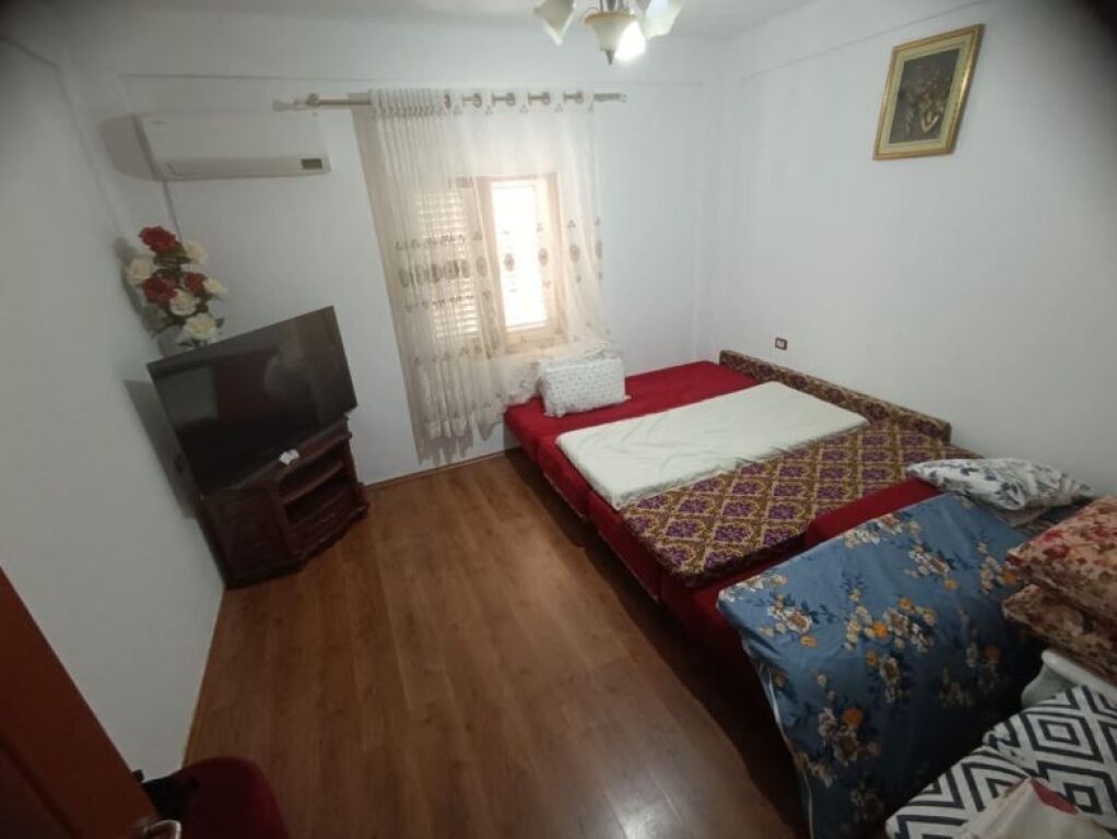 Ne zonen e Bathores prane Liqenit te Paskuqanit, shitet vile private 3 kateshe.   ID 5346