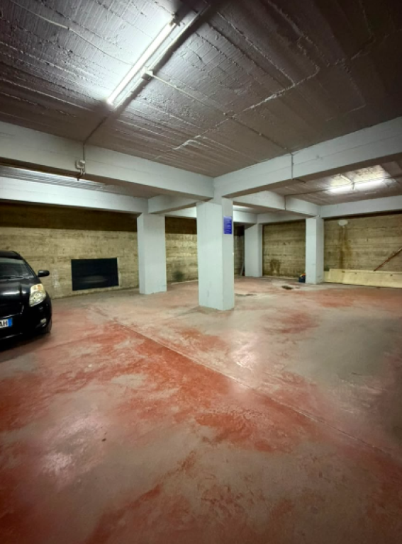 VENDESI 10 GARAGE A ASTIR