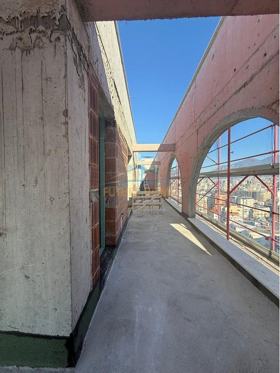 In vendita, Penthouse 4+1+3, Komuna e Parisit.