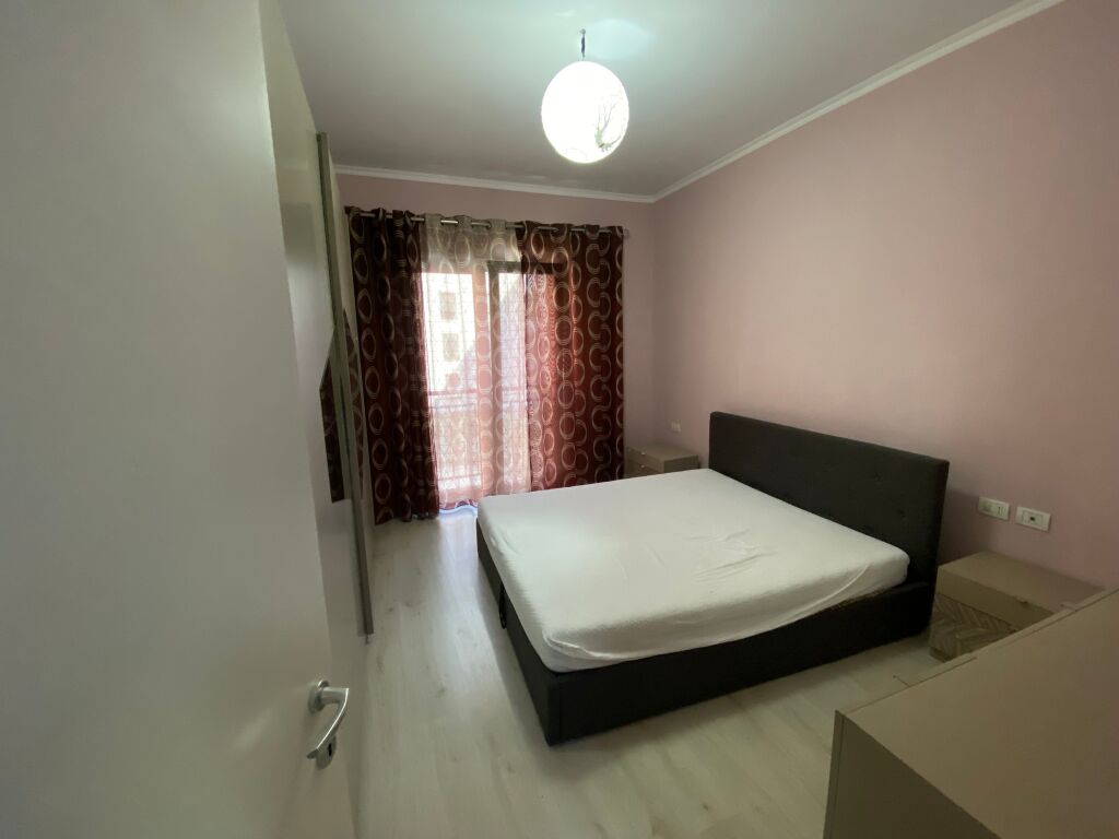 Jepet me qira apartament 1+1 + post parkimi në Green City, Unaza e Re !!