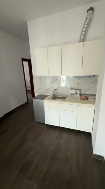 Jepet me qira garsoniere e re, e mobiluar, pranë Galaktik - Durrës
