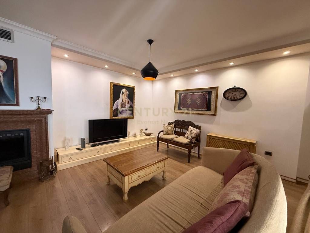 Apartament 2+1+ Parkim me Qira tek Kopshti Botanik