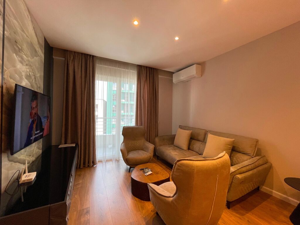 Apartament 1+1+Parking per qira tek Komuna e Parisit.