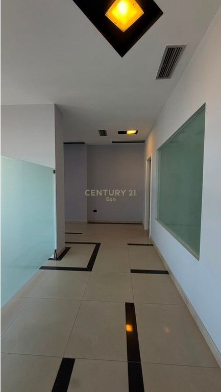 LOCALE IN AFFITTO PRESSO FLY, DURRES !