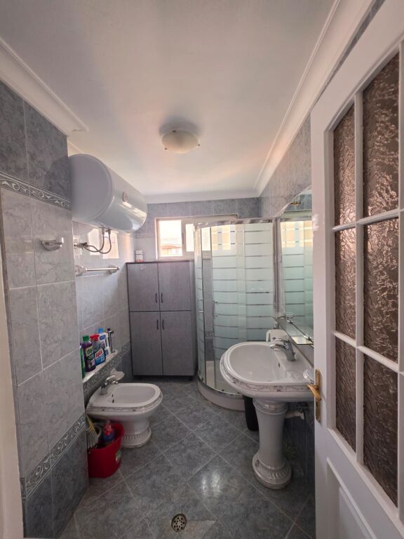 🏡 Apartament 1+1 me qera  📍Komuna e Parisit, Rruga Medar Shtylla 💰 Çmimi: 70.000 Lekë/Muaj (i diskutueshëm)
