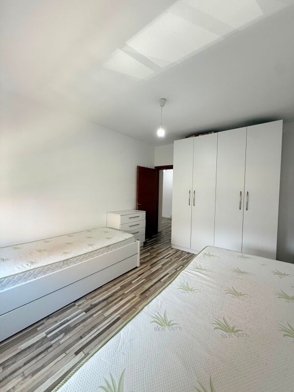 Apartament 2+1+2 per shitje tek komuna e parisit