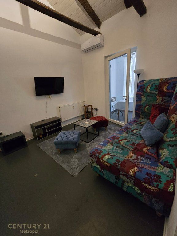 Vilete 2+1 me oborr dhe vend parkimi pranë rrugës së Kosovarëve 1,300 € 120,000 Lekë
