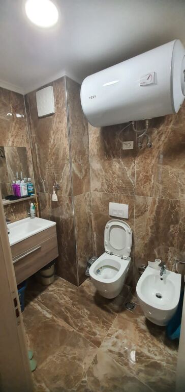 Apartament 1+1 me qira "Komuna e Parisit"