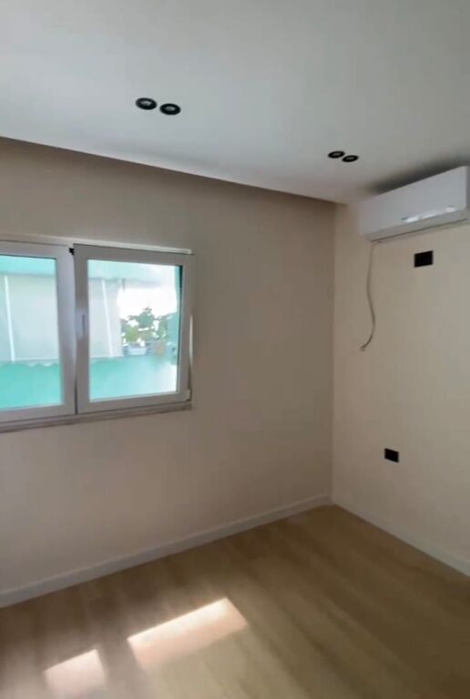 Shitet apartament 1+1 tek Komuna e Parisit , prane Kristal Center .