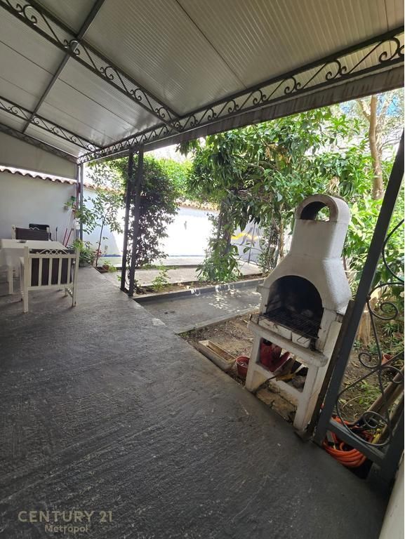 Vilete 2+1 me oborr dhe vend parkimi pranë rrugës së Kosovarëve 1,300 € 120,000 Lekë