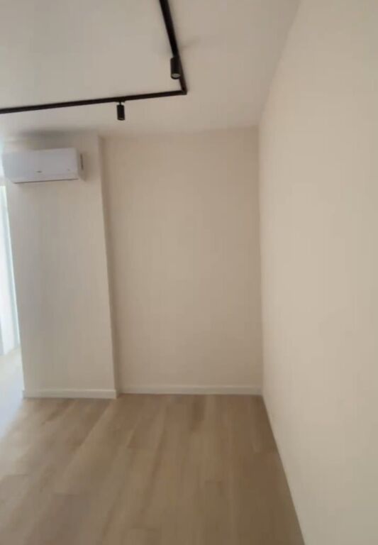 Shitet apartament 1+1 tek Komuna e Parisit , prane Kristal Center .
