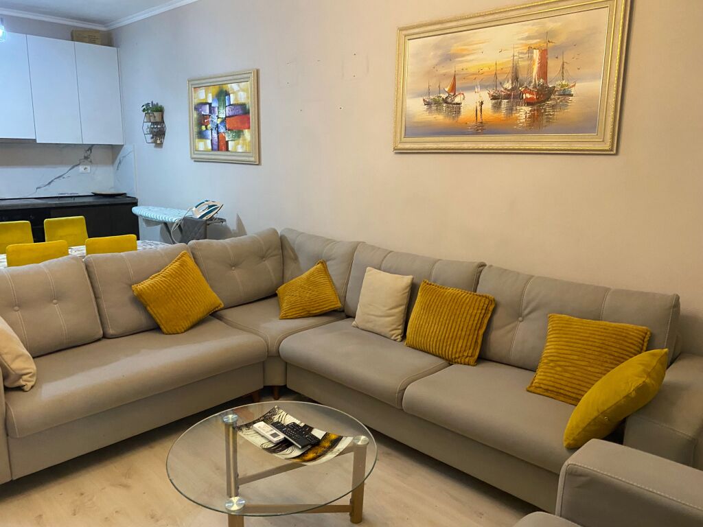 Jepet me qira apartament 1+1 + post parkimi në Green City, Unaza e Re !!