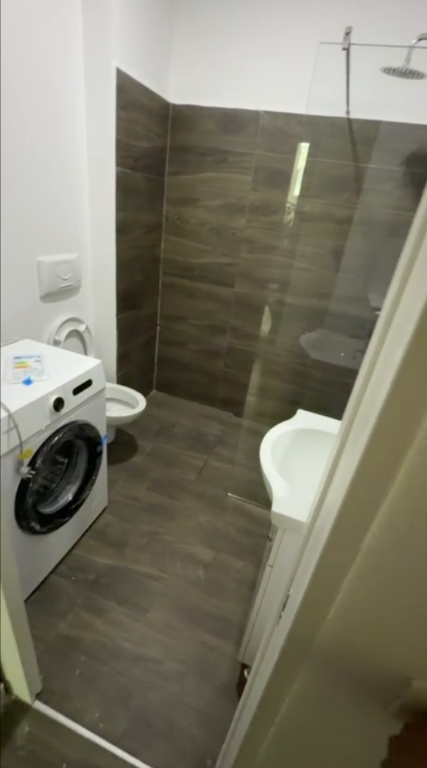 Jepet me qira garsoniere e re, e mobiluar, pranë Galaktik - Durrës