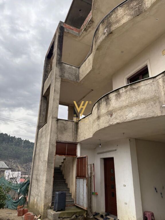 JEPET GODINE TRE KATESHE ME QERA NE ELBASAN 4.500 EURO