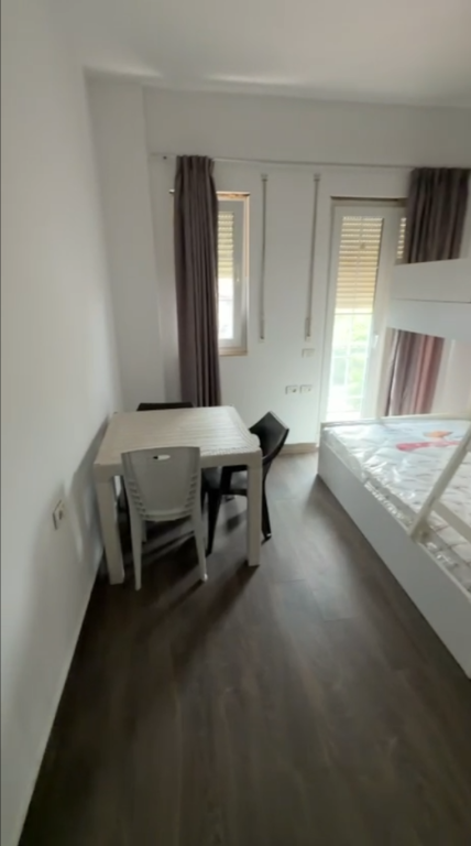 Jepet me qira garsoniere e re, e mobiluar, pranë Galaktik - Durrës