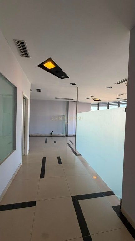LOCALE IN AFFITTO PRESSO FLY, DURRES !