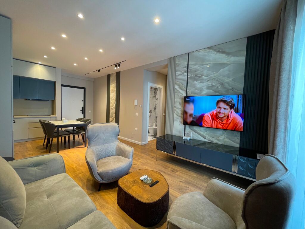 Apartament 1+1+Parking per qira tek Komuna e Parisit.