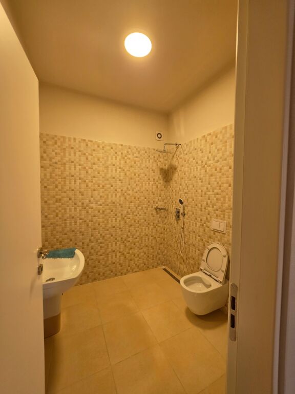 🏡 Ambient biznesi me qera  📍Komuna e Parisit, Rruga e Kosovarëve 💰Çmimi: 70.000 Lekë/Muaj