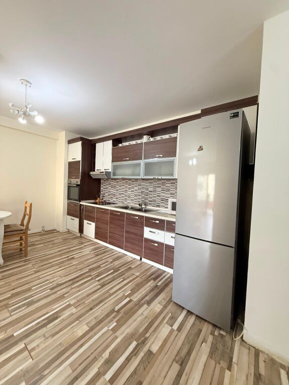 Apartament 2+1+2 per shitje tek komuna e parisit