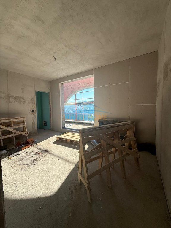 In vendita, Penthouse 4+1+3, Komuna e Parisit.