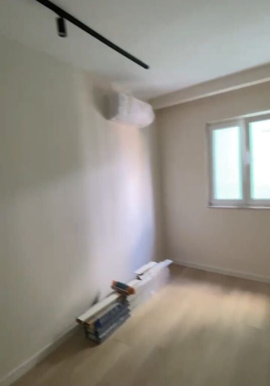 Shitet apartament 1+1 tek Komuna e Parisit , prane Kristal Center .