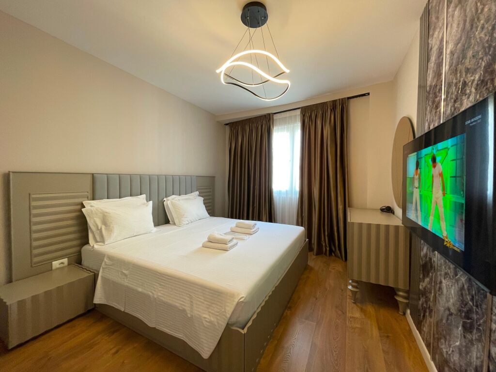 Apartament 1+1+Parking per qira tek Komuna e Parisit.