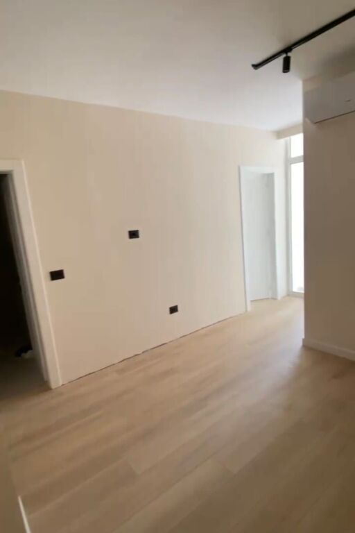 Shitet apartament 1+1 tek Komuna e Parisit , prane Kristal Center .