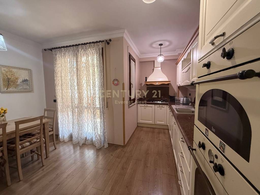 Apartament 2+1+ Parkim me Qira tek Kopshti Botanik