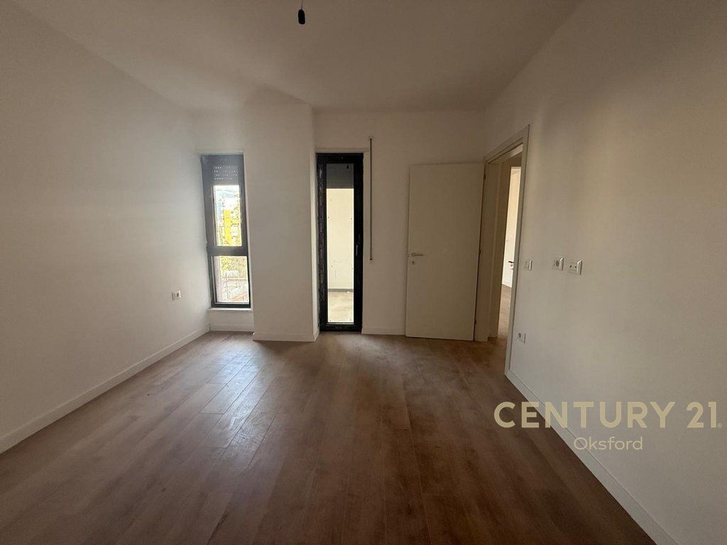 OFFICE SPACE+PARKING SPOT FOR RENT, AT THE PARIS MUNICIPALITY!